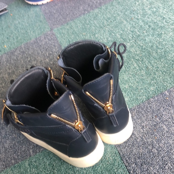 Shoes - Picture 4 of 4